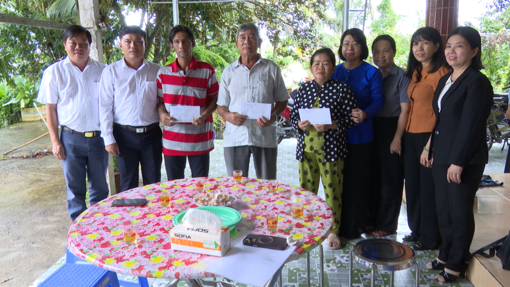 Thăm, hỗ trợ các hộ dân bị thiệt hại do lũ tại xã Thạnh Hóa