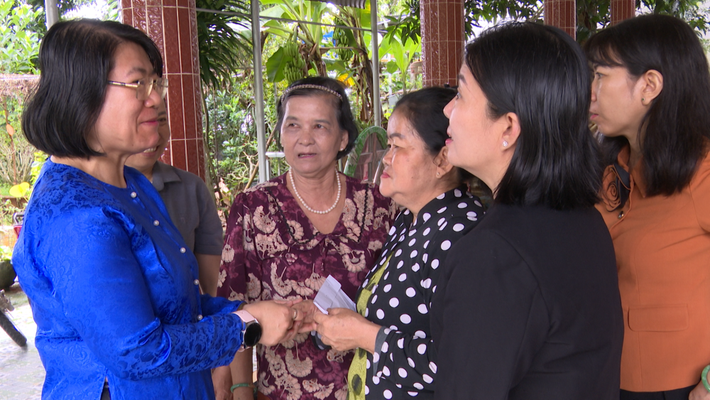 Thăm, hỗ trợ các hộ dân bị thiệt hại do lũ tại xã Thạnh Hóa