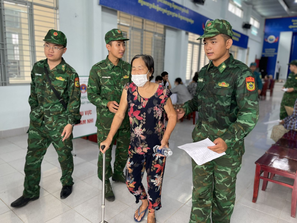 Quân y Việt Nam - Campuchia: Khám bệnh miễn phí cho người dân trên địa bàn xã Long Thuận