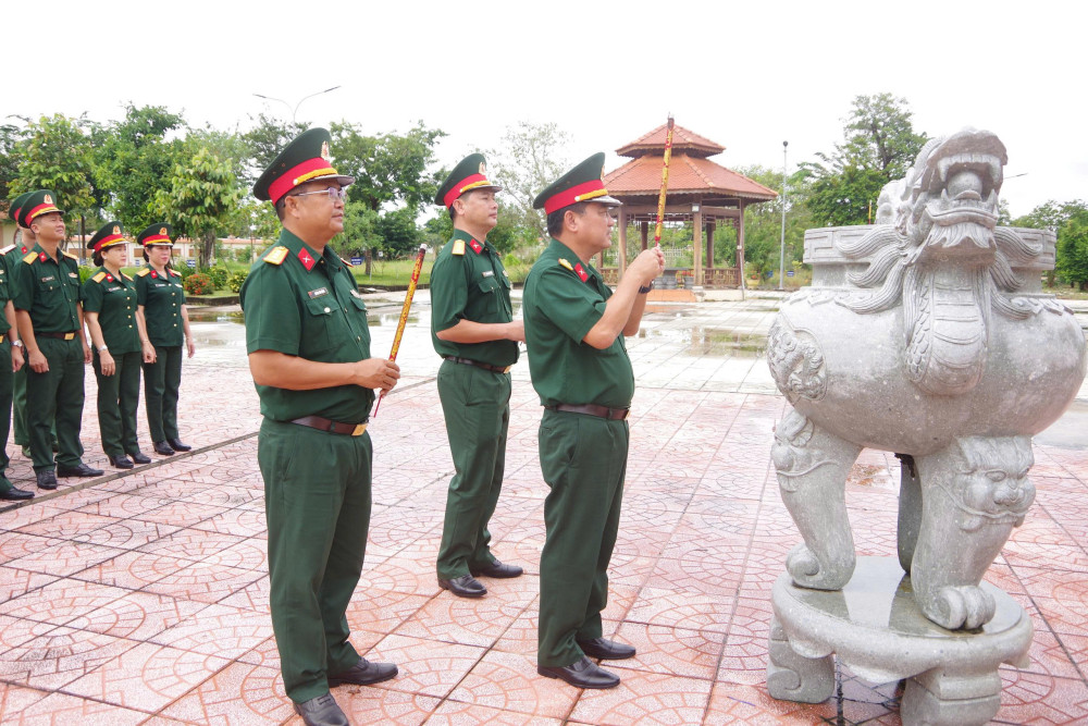 Sư đoàn 5: Về nguồn, dâng hương tại Khu di tích lịch sử Quốc gia Khu vực Đồn Long Khốt
