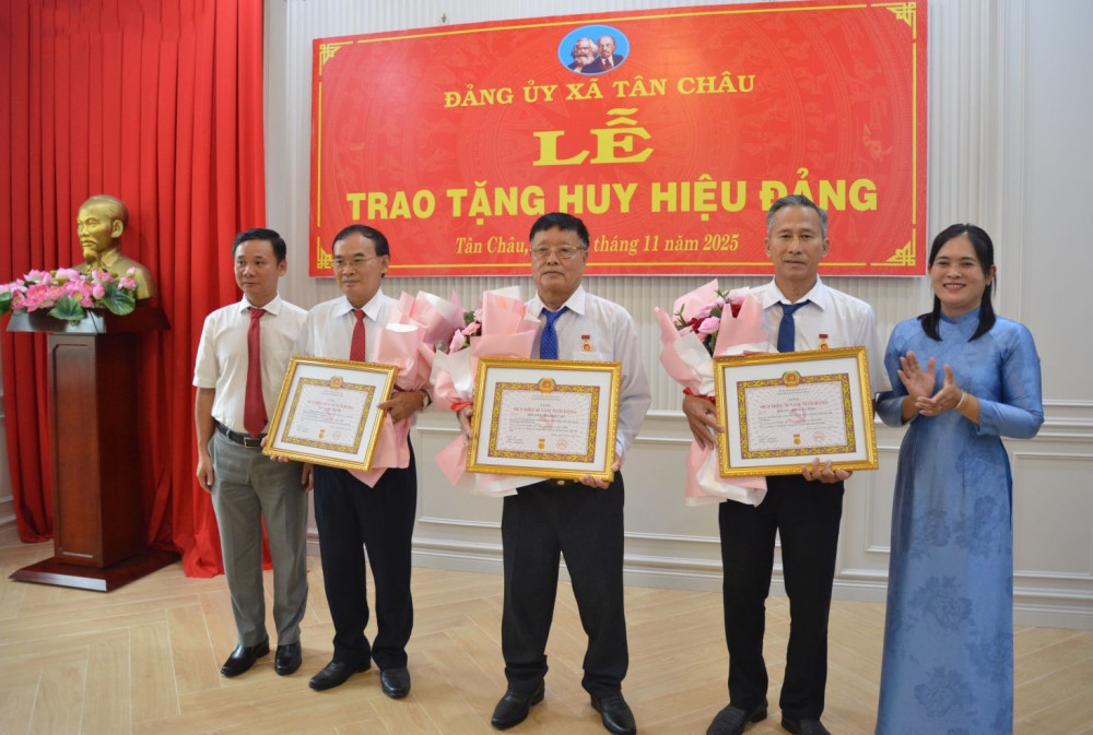 Xã Tân Châu: Trao tặng Huy hiệu Đảng đợt 07/11