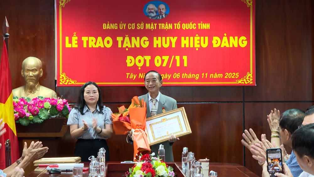 Đảng ủy cơ sở MTTQ tỉnh: Trao tặng Huy hiệu Đảng cho 3 đảng viên