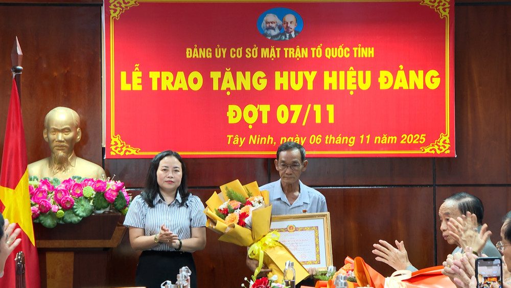 Đảng ủy cơ sở MTTQ tỉnh: Trao tặng Huy hiệu Đảng cho 3 đảng viên