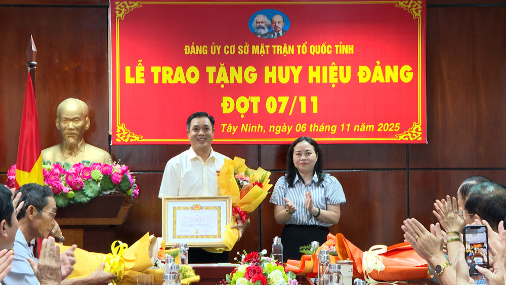 Đảng ủy cơ sở MTTQ tỉnh: Trao tặng Huy hiệu Đảng cho 3 đảng viên