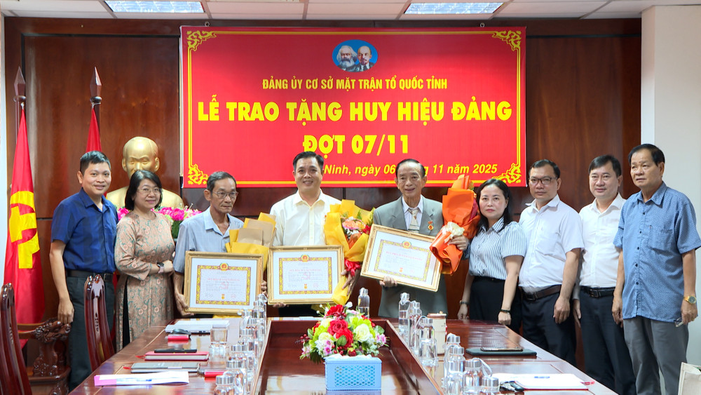 Đảng ủy cơ sở MTTQ tỉnh: Trao tặng Huy hiệu Đảng cho 3 đảng viên