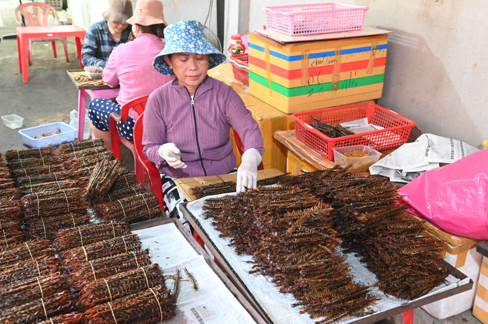 Độc lạ nghề bắt và nuôi rết Công nhân phân loại rết sau khi sấy