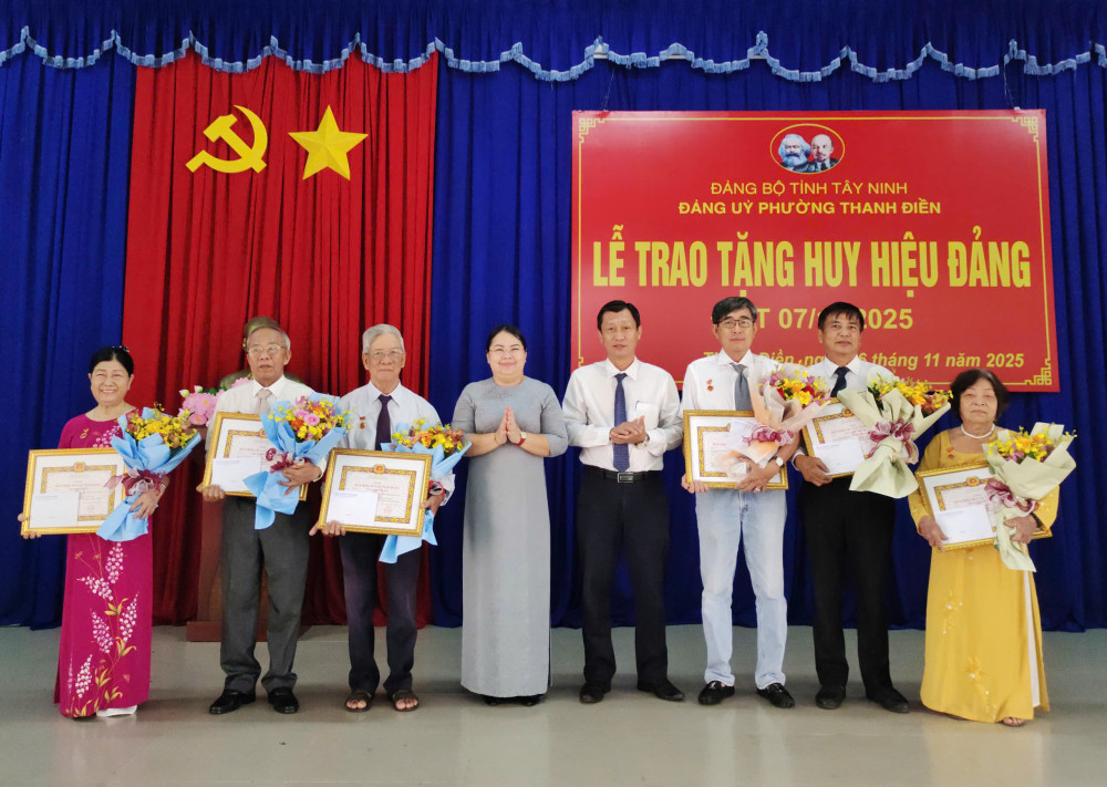 Phường Thanh Điền: Trao tặng Huy hiệu Đảng cho đảng viên đợt 07/11