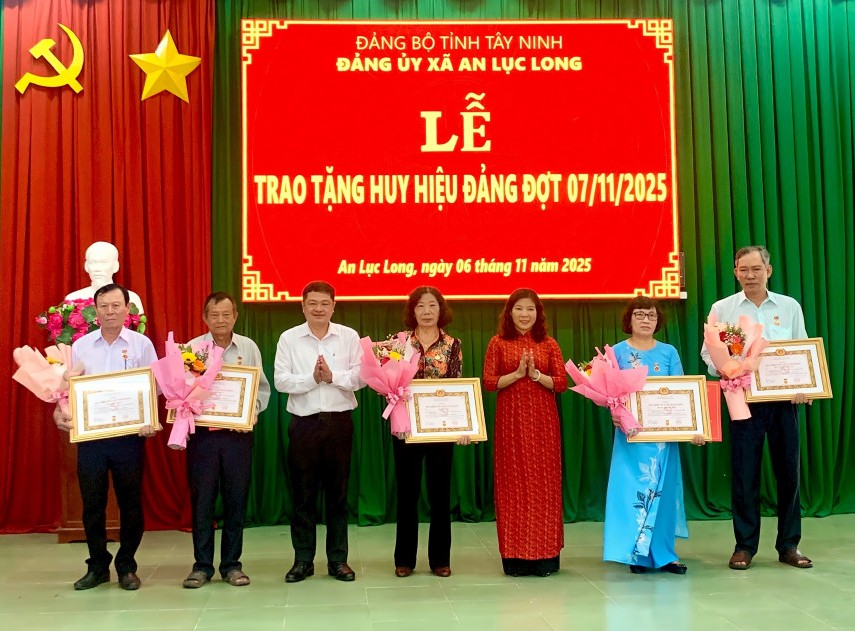 Xã An Lục Long: Trao Huy hiệu Đảng cho 7 đảng viên