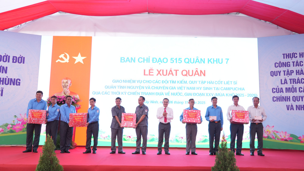 Lãnh đạo Quân khu 7 , Tây Ninh và Đồng Nai tặng quà cho các lực lượng thực hiện nhiệm vụ tìm kiếm, quy tập hài cốt liệt sĩ trong giai đoạn 2025-2026.