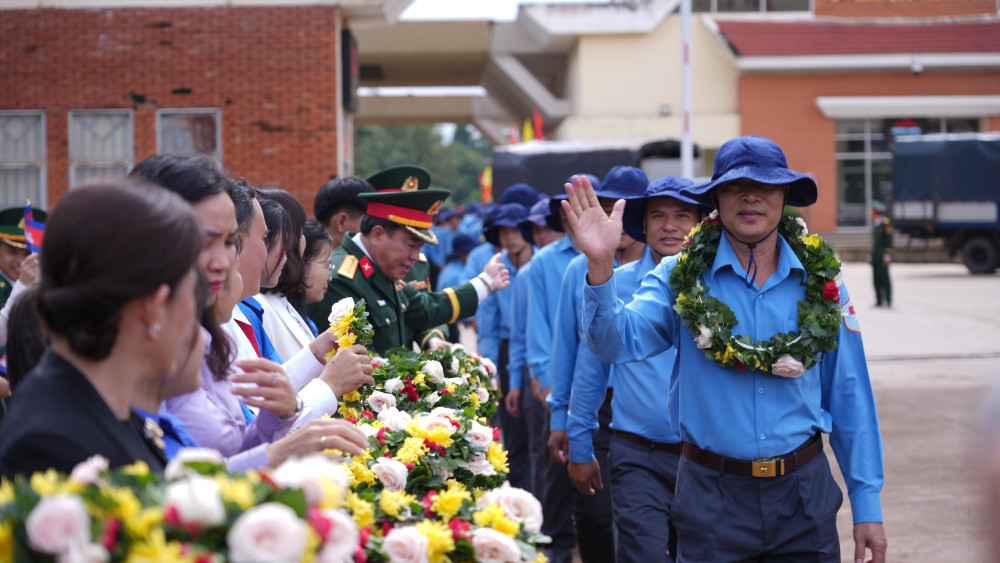 Các đại biểu cùng đông đảo nhân dân, cán bộ, chiến sĩ lực lượng vũ trang, đoàn viên, thanh niên và các tầng lớp xã hội của tỉnh Tây Ninh và Đồng Nai tiễn chân các Đội K