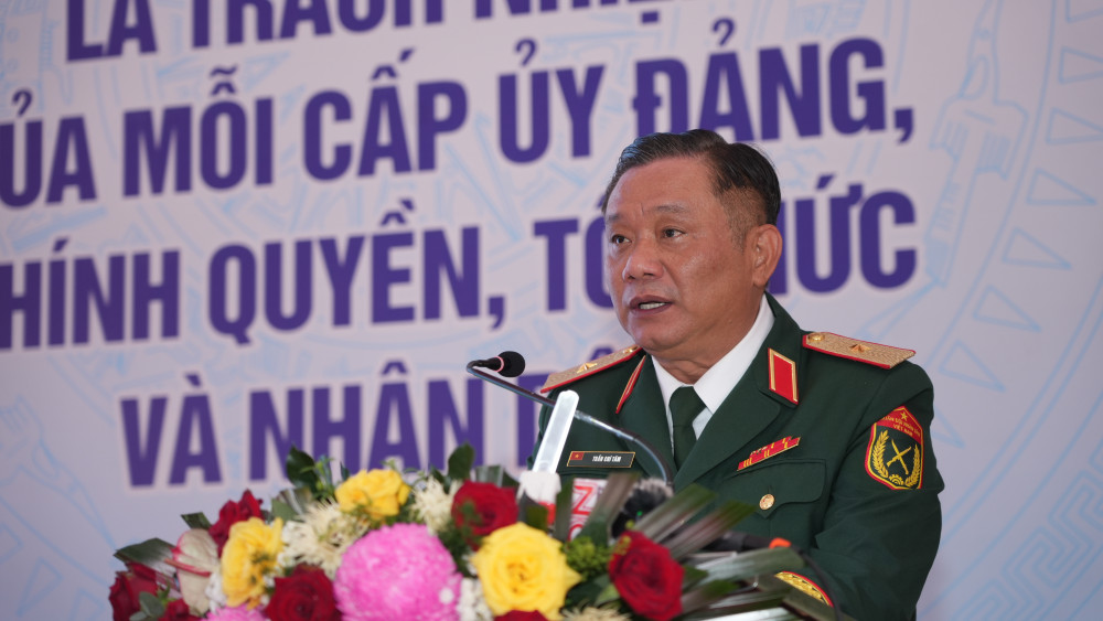 Thiếu tướng Trần Chí Tâm, Phó Chính ủy Quân khu 7, Trưởng Ban chỉ đạo 515 Quân khu 7 phát biểu tại buổi Lễ