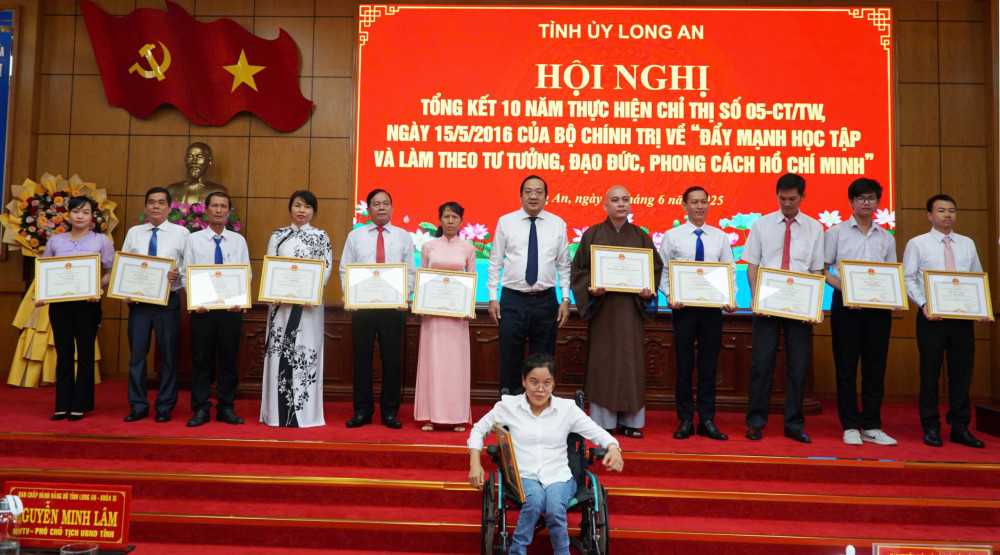 Học tập và làm theo gương Bác góp phần xây dựng Đảng, hệ thống chính trị trong sạch, vững mạnh