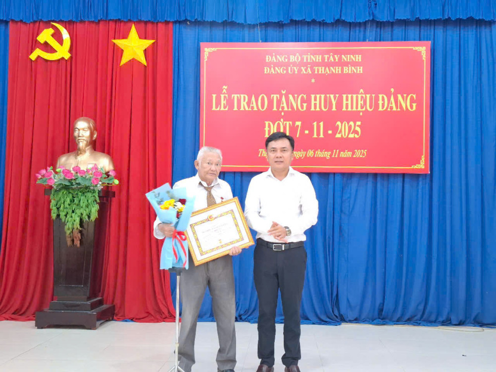 Xã Thạnh Bình tổ chức trao tặng Huy hiệu Đảng đợt 07/11