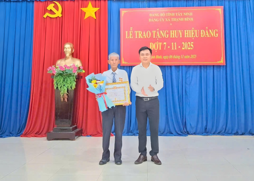 Xã Thạnh Bình tổ chức trao tặng Huy hiệu Đảng đợt 07/11