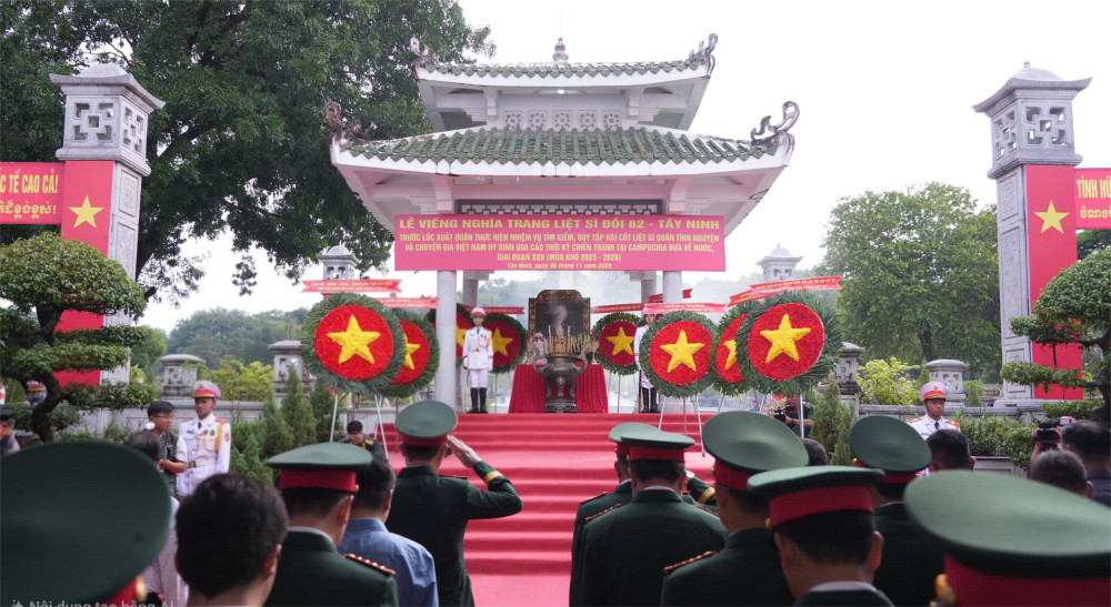 Các đại biểu dành phút mặc niệm, tưởng nhớ công lao to lớn của các anh hùng liệt sĩ đã anh dũng hy sinh vì độc lập, tự do của Tổ quốc và vì nghĩa vụ quốc tế cao cả.