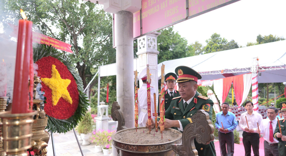 Xuất quân lên đường tìm kiếm, quy tập hài cốt liệt sĩ hy sinh tại Campuchia, giai đoạn XXV Thiếu tướng Trần Chí Tâm, Phó Chính ủy Quân khu 7, Trưởng Ban chỉ đạo 515 Quân khu 7 dâng hương tại nghĩa trang Đồi 82, Tân Biên, Tây Ninh