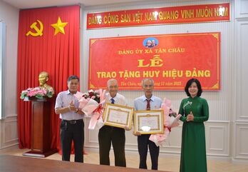 Xã Tân Châu: Trao tặng Huy hiệu Đảng đợt 07/11