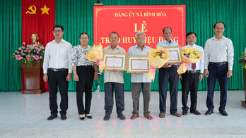 Xã Bình Hòa: Trao Huy hiệu Đảng cho 3 đảng viên