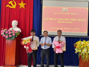 Xã Long Thuận: Trao Huy hiệu Đảng đợt 07/11