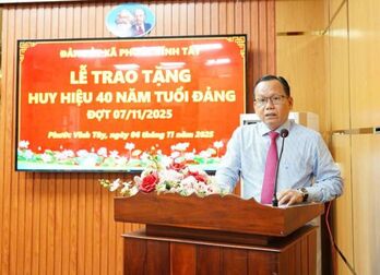 Xã Phước Vĩnh Tây: Trao Huy hiệu Đảng cho 3 đảng viên