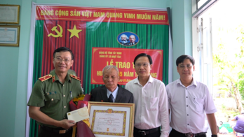 Xã Nhựt Tảo: Trao Huy hiệu 65 năm tuổi Đảng cho đảng viên Trương Văn Sách