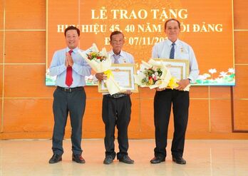 Xã Phước Lý: Trao Huy hiệu Đảng cho 3 đảng viên