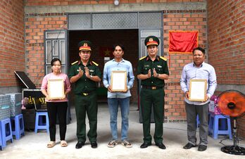 Bộ Chỉ huy Quân sự tỉnh Tây Ninh trao tặng 'Nhà tình nghĩa quân – dân'