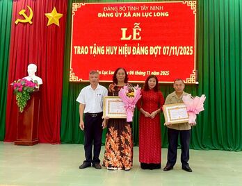 Xã An Lục Long: Trao Huy hiệu Đảng cho 7 đảng viên