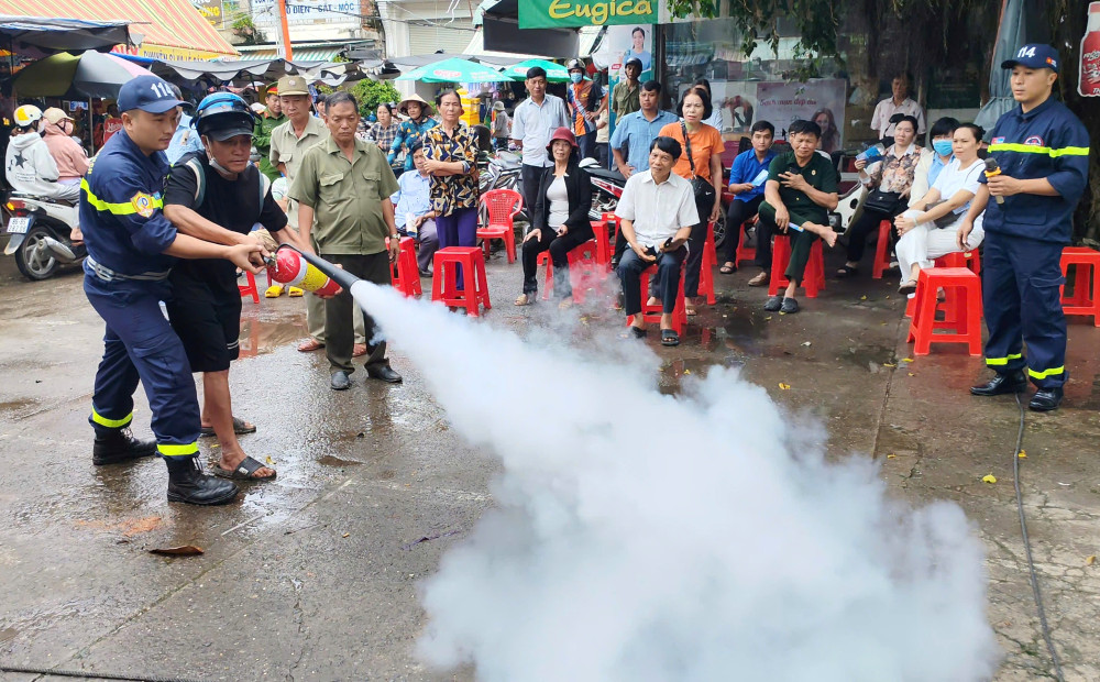 Cán bộ Đội chữa cháy và CNCH khu vực Tân Biên huấn luyện cách sử dụng bình chữa cháy dập lửa