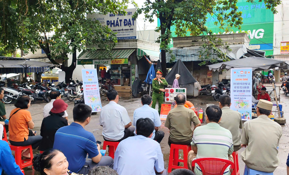 Cán bộ Đội Chữa cháy và cứu nạn, cứu hộ khu vực Tân Biên tuyên truyền Luật PCCC&CNCH