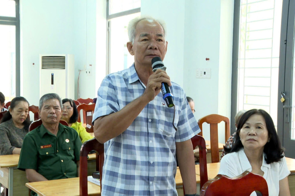 Đảng ủy phường Hoà Thành tổ chức hội nghị tiếp xúc, đối thoại với Nhân dân Người dân ý kiến vấn đề buôn bán lấn chiếm lề đường, gây mất mỹ quang đô thị, ảnh hưởng đến an toàn giao thông