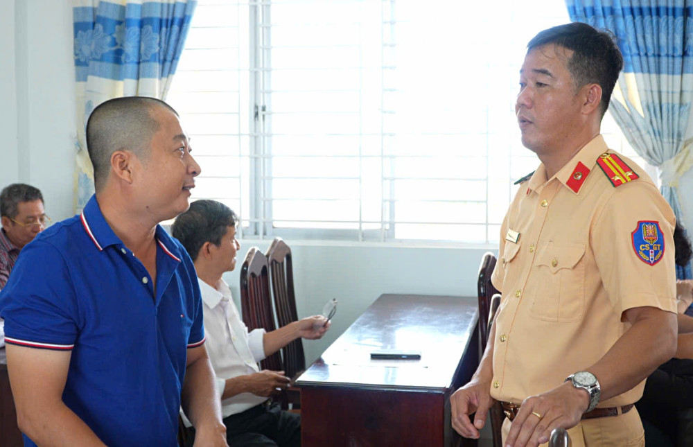 Tuyên truyền an toàn giao thông cho lực lượng an ninh cơ sở và chủ quán nhậu