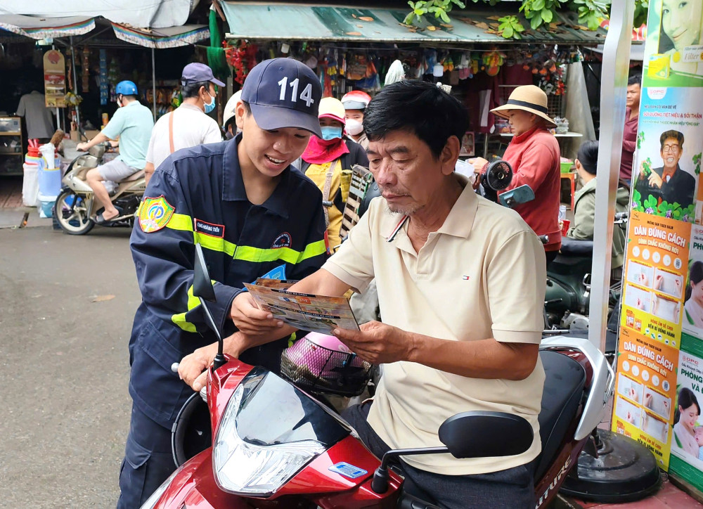 Phát tờ rơi tuyên truyền pháp luật về PCCC&CNCH tới người dân