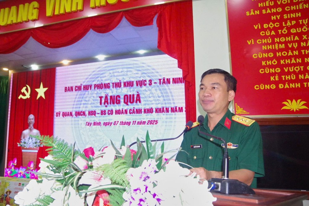 Ban Chỉ huy phòng thủ Khu vực 3 – Tân Ninh: Trao quà cho cán bộ, chiến sĩ có hoàn cảnh khó khăn