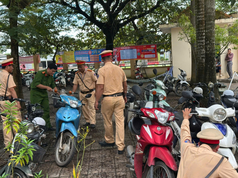 Lực lượng CSGT Tây Ninh kiểm tra bãi xe trong trường học