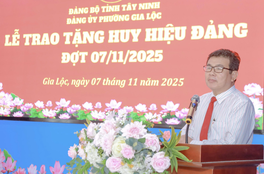 Phường Gia Lộc trao Huy hiệu Đảng đợt 07/11