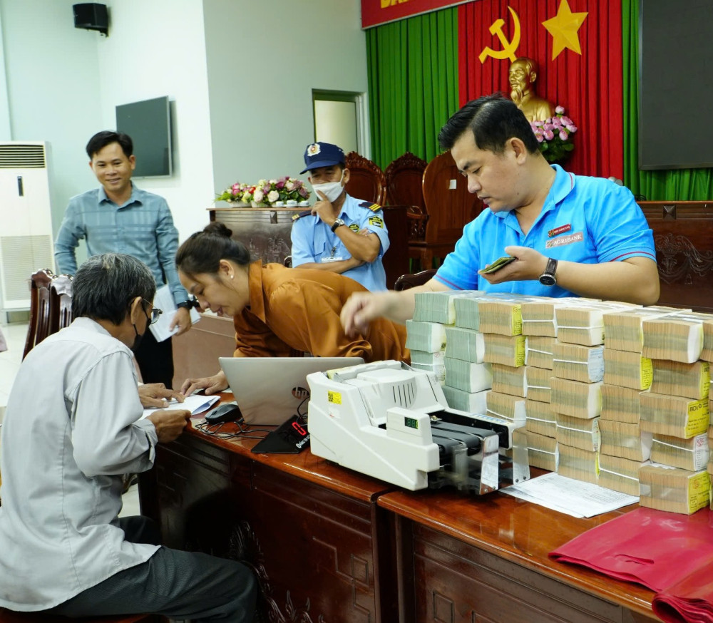 Chi trả tiền bồi thường, giải phóng mặt bằng dự án Đường tỉnh 827E đoạn qua xã Tân Trụ và Vàm Cỏ