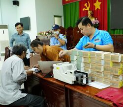 Chi trả tiền bồi thường, giải phóng mặt bằng dự án Đường tỉnh 827E đoạn qua xã Tân Trụ và Vàm Cỏ