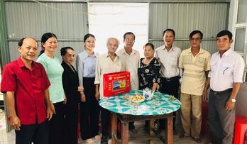 Lãnh đạo xã Tân Tập tặng quà cho hộ có hoàn cảnh khó khăn