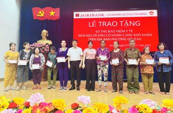 Phường Gò Dầu: Tặng sổ thẻ bảo hiểm y tế cho người dân có hoàn cảnh khó khăn