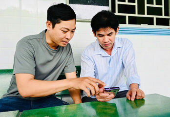 Người dân Mỹ Yên góp ý dự thảo các văn kiện Đại hội Đảng trên VNeID