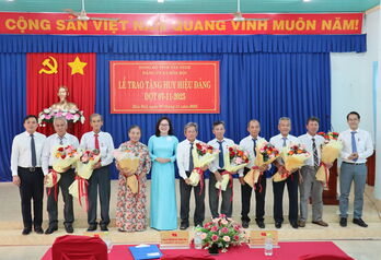 Xã Hòa Hội trao Huy hiệu Đảng cho 8 đảng viên