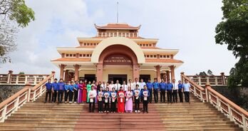 Đảng ủy xã Bến Lức kết nạp đảng viên mới tại địa chỉ đỏ