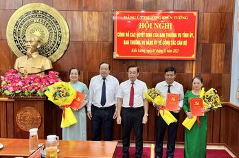 Phường Kiến Tường công bố Quyết định Công tác cán bộ