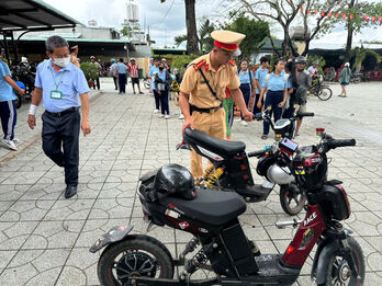 Tiếp tục ra quân tuần tra, kiểm soát, xử lý vi phạm giao thông đối với học sinh
