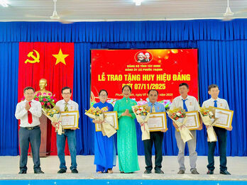 Xã Phước Thạnh: Trao tặng Huy hiệu Đảng cho 14 đảng viên