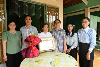 Phường Tân An: Trao Huy hiệu 50 năm tuổi Đảng cho đảng viên Trương Thị Sủng