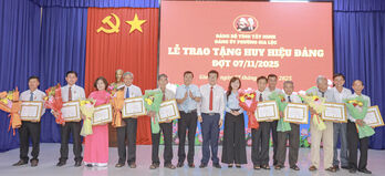 Phường Gia Lộc trao Huy hiệu Đảng đợt 7/11