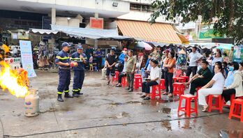 Tuyên truyền pháp luật về phòng cháy, chữa cháy tại chợ Tân Biên