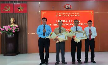 Xã Đức Huệ: Trao Huy hiệu Đảng cho 2 đảng viên